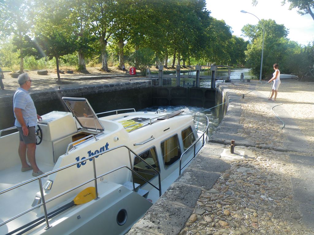 Attentive crew tensions mooring line as lock fills