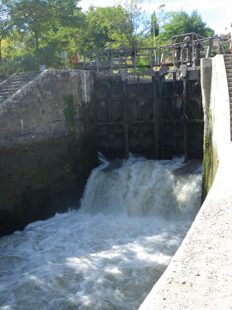 Lock filling with whitewater