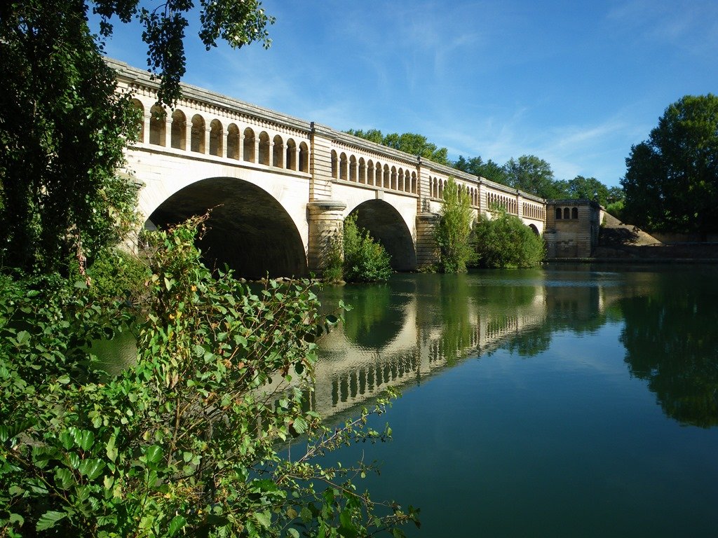 An elegant aqueduct crosses the River Orb at Béziers