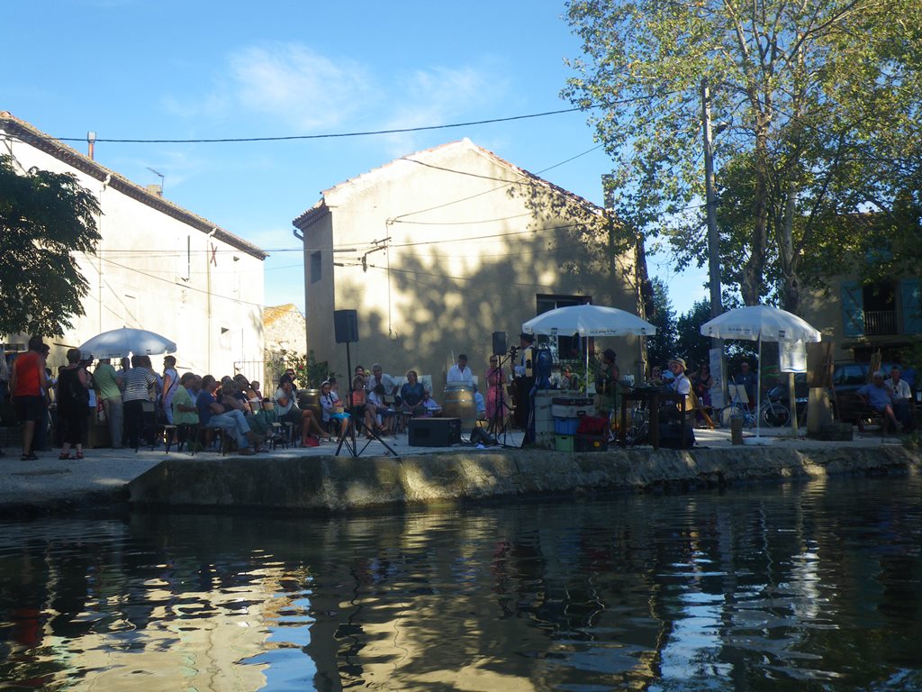 Live music at the quay at La Somail