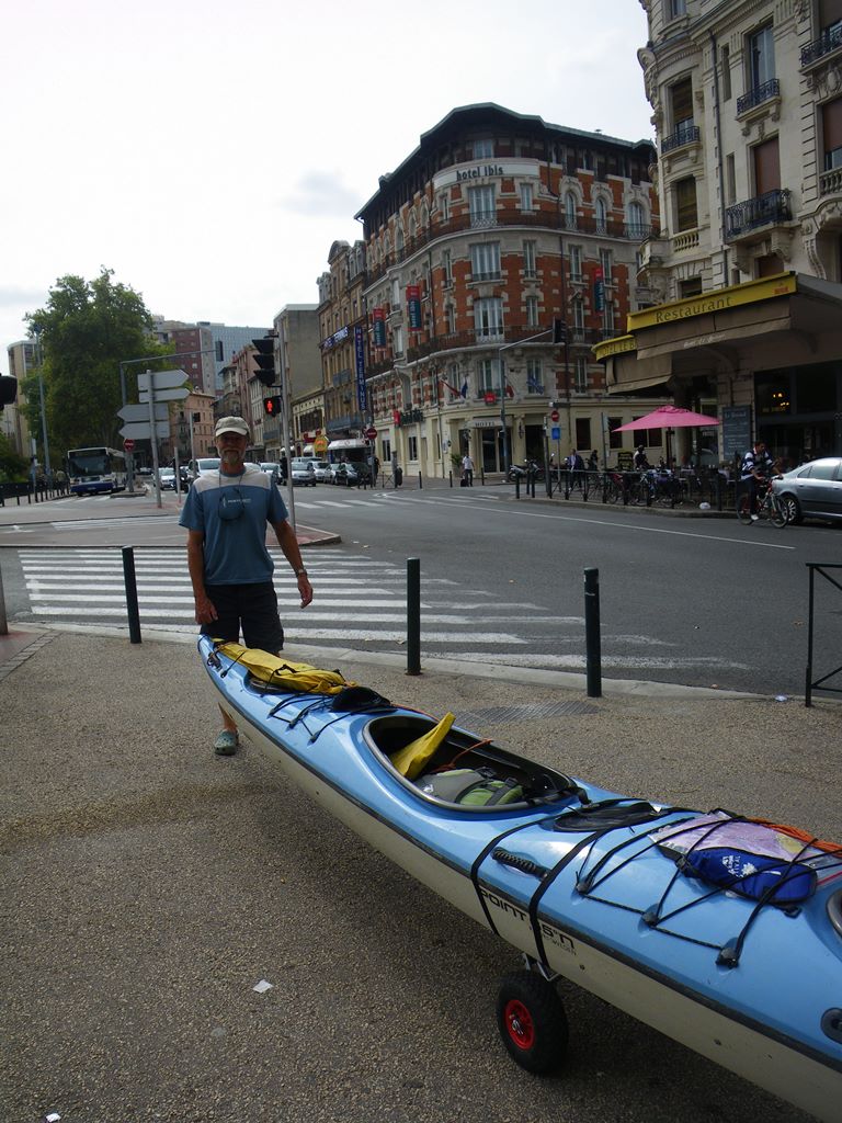 Wheeling kayak through Toulouse