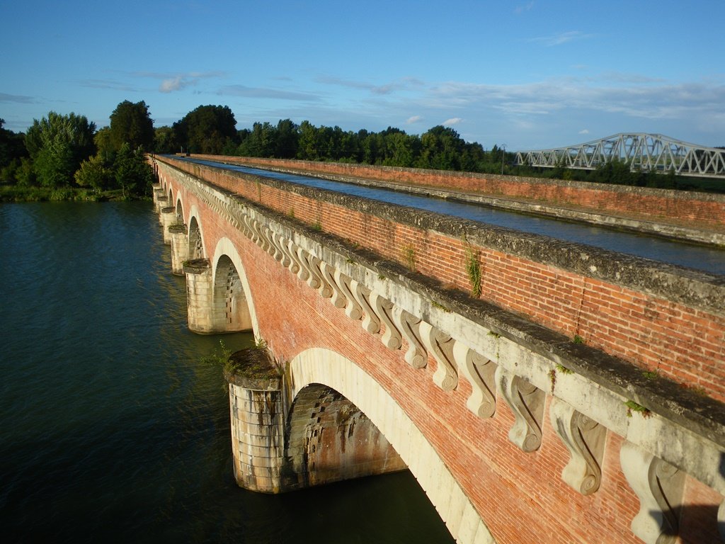 Garonne canal aqueduct crosses the river Tarn