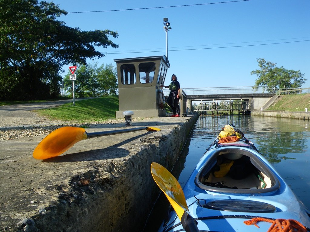 Operating lock on Garonne canal