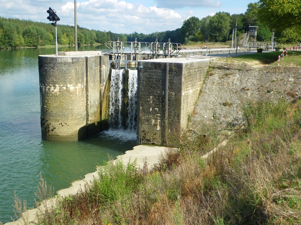 Canal meets the Garonne river at Castets-en-Dorthe