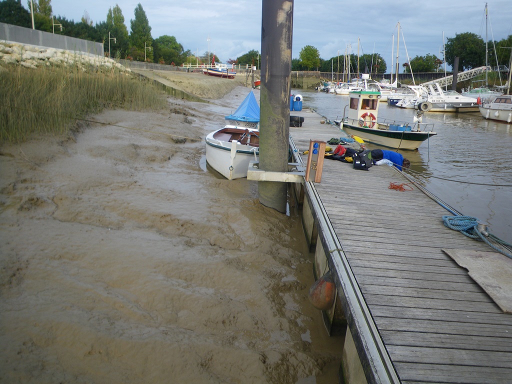 Collanges, low tide mud